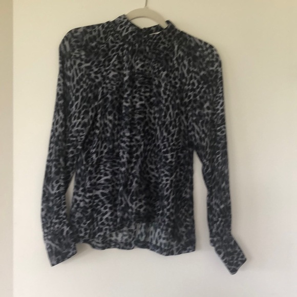 - Bella Dahl Women's Blue Leopard Shirred Mock-Neck Long-Sleeve Blouse T… - Picture 4 of 9